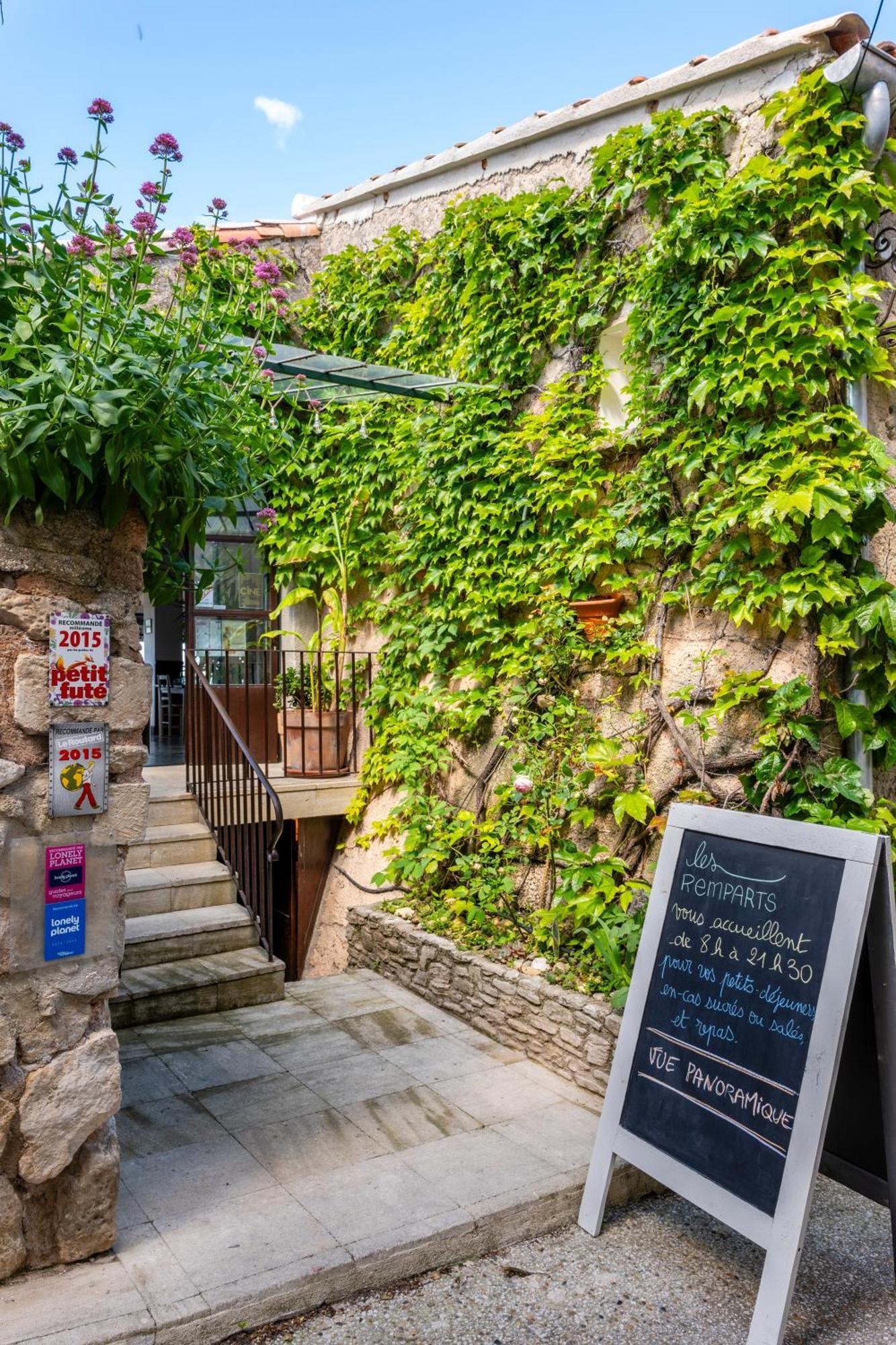 Hotel Restaurant Les Remparts Venasque Buitenkant foto
