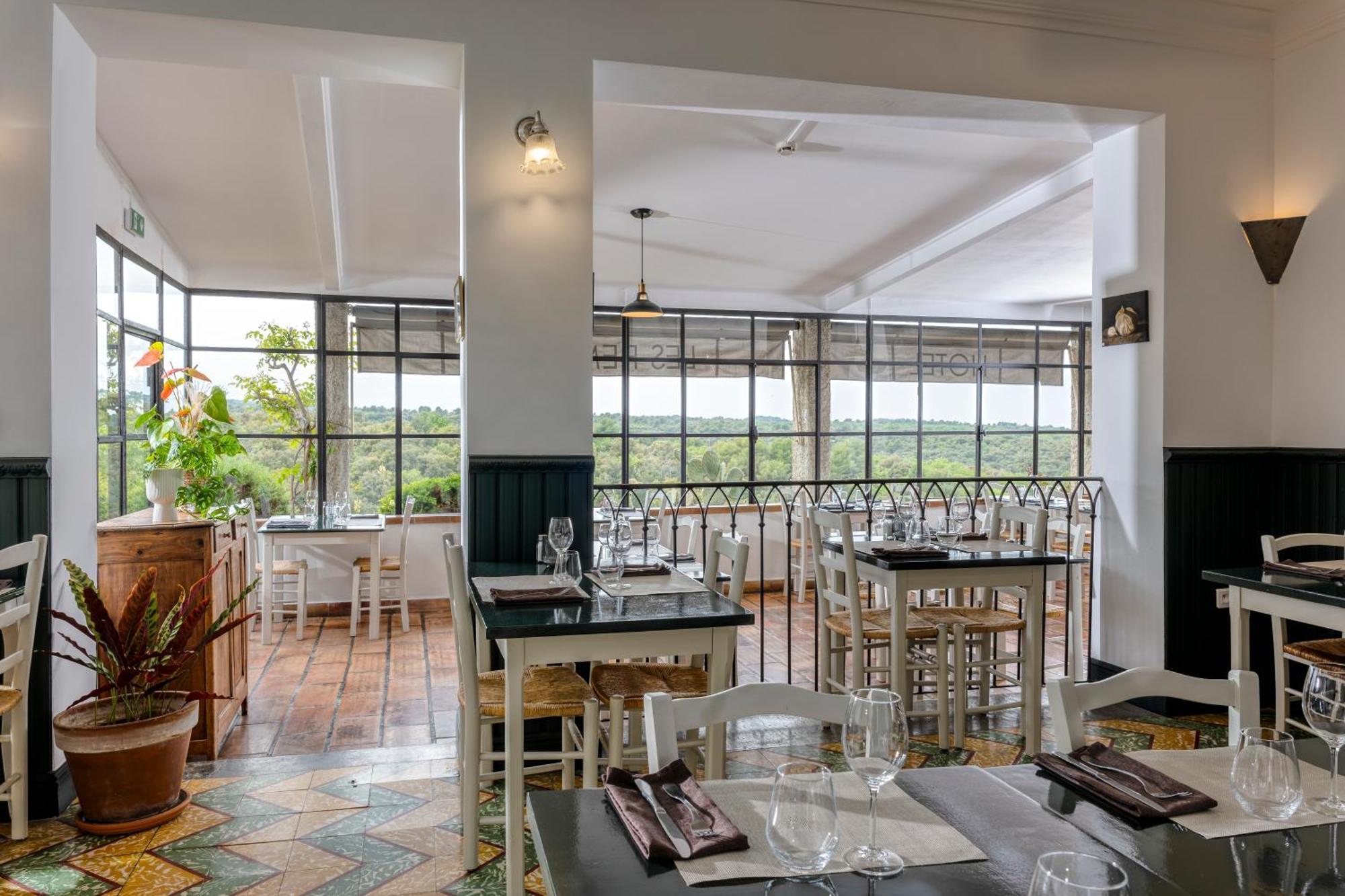 Hotel Restaurant Les Remparts Venasque Buitenkant foto