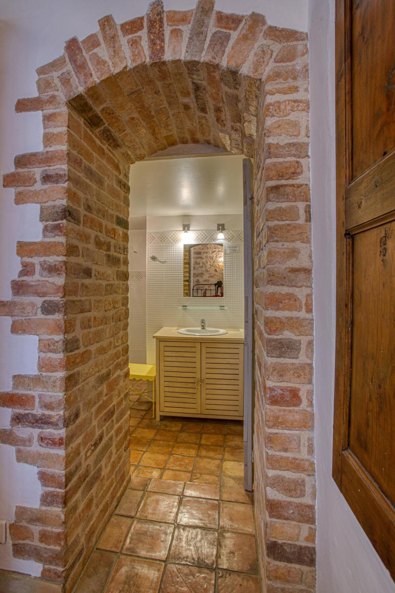 Hotel Restaurant Les Remparts Venasque Buitenkant foto