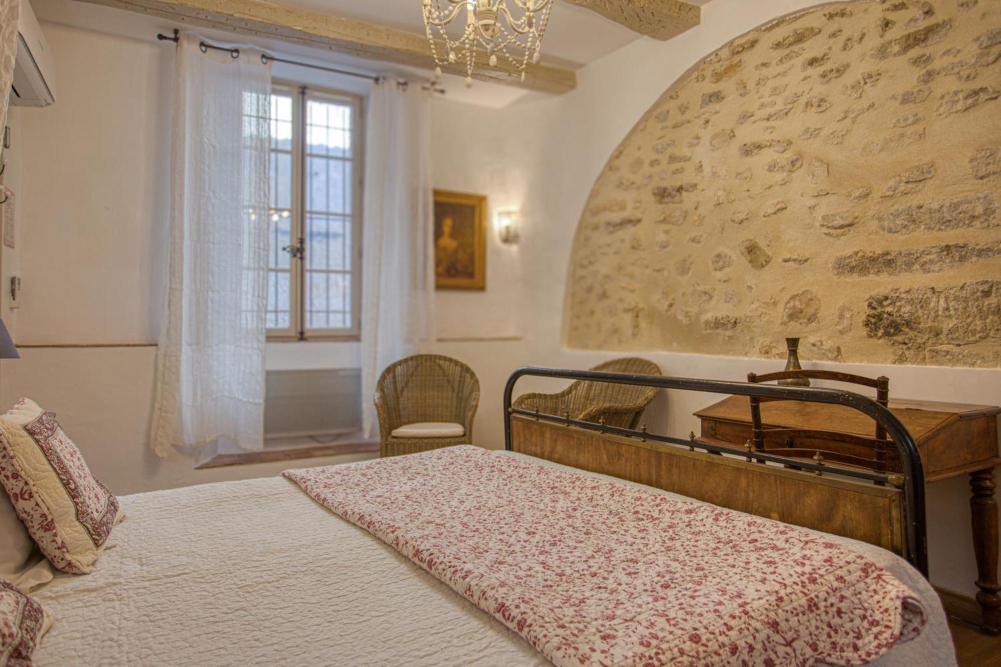 Hotel Restaurant Les Remparts Venasque Buitenkant foto